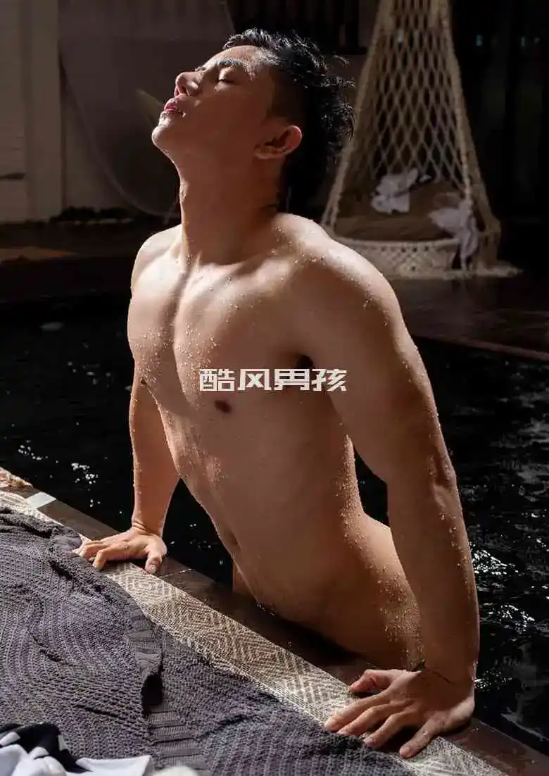 花美男粗体验——足球先生的性感写真