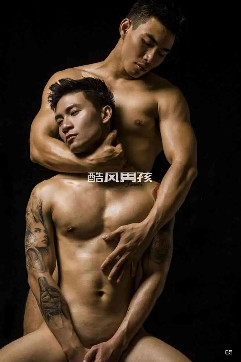 刺青恋人的诱惑——两位壮硕男模的激情写真