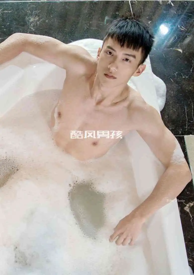 BLUEPHOTO 蓝摄 NO.79 雅痞男的探索多汁喷身寸-蛮 | 写真+视频