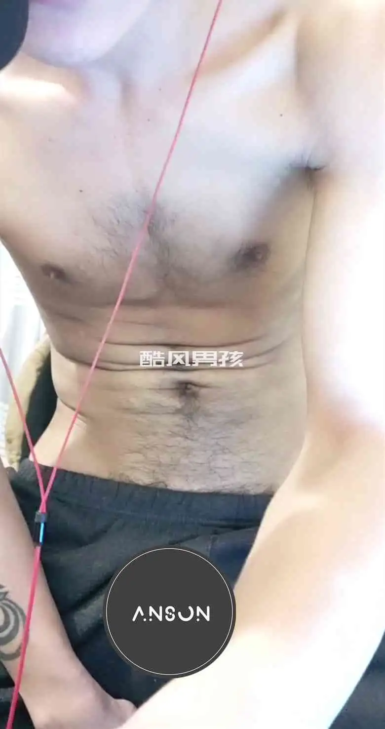 狼狗型男大秀肌肉，性感爆棚