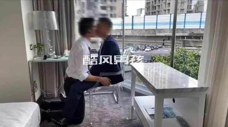 鲜肉社畜的激情写真 - 湿吻传递爱液