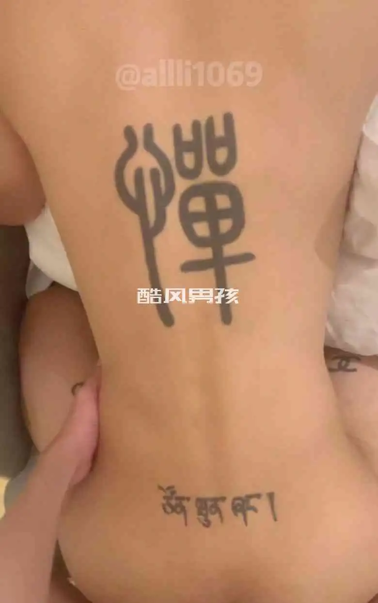 纹身美男性感诱惑写真