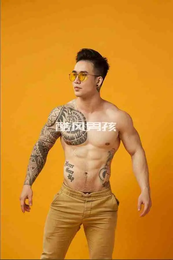 型男写真洛根的性感魅力