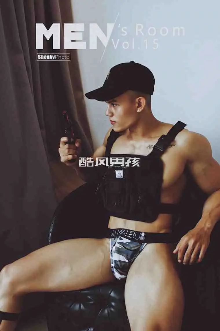 赤裸武器——李洪在15号男厕