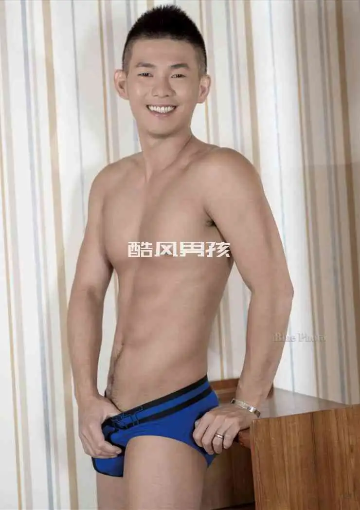 阳光下的肌肉喷发——小龍写真集