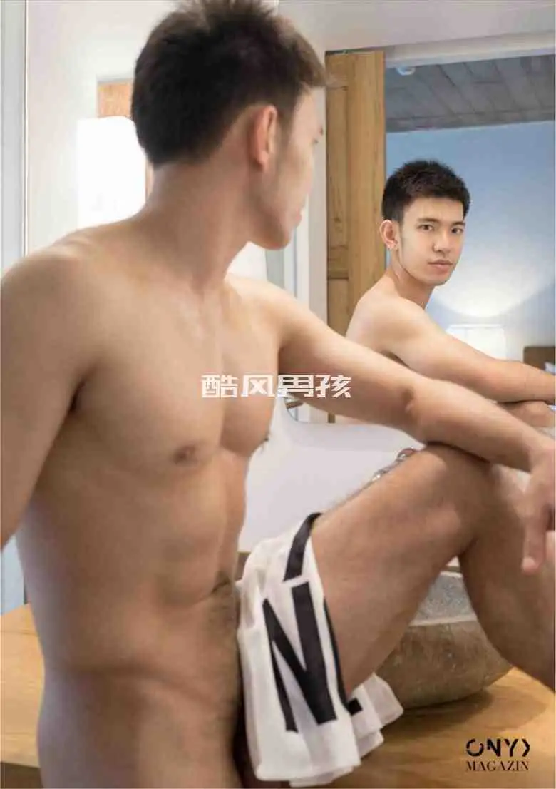 迷人肌肉男高尔夫·苏拉蓬的写真与视频特辑