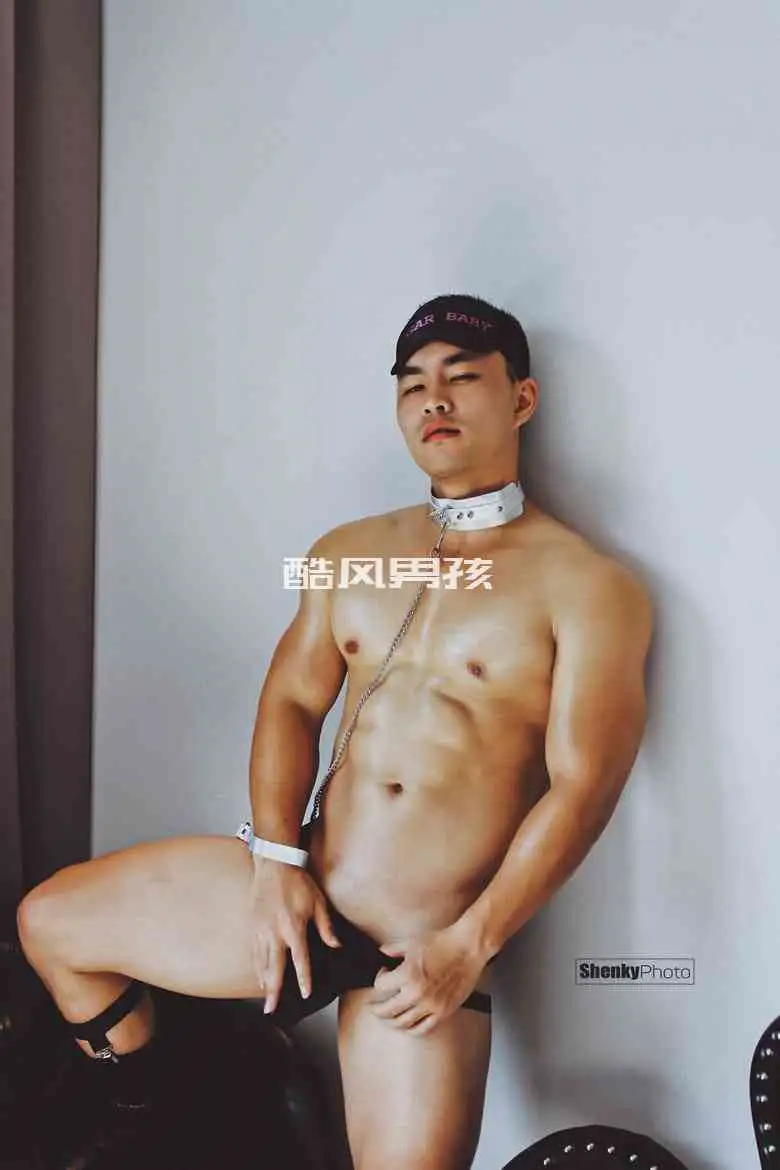 全裸诱惑禁欲男模的性感写真