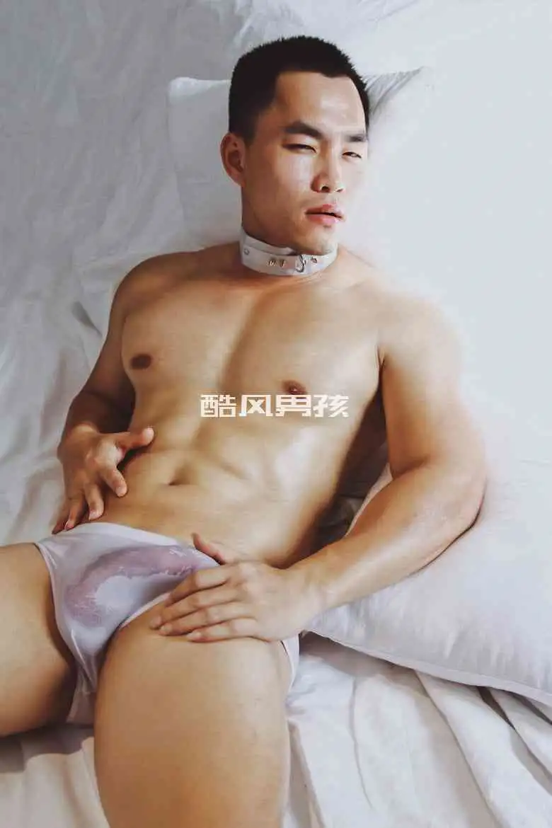 全裸诱惑禁欲男模的性感写真