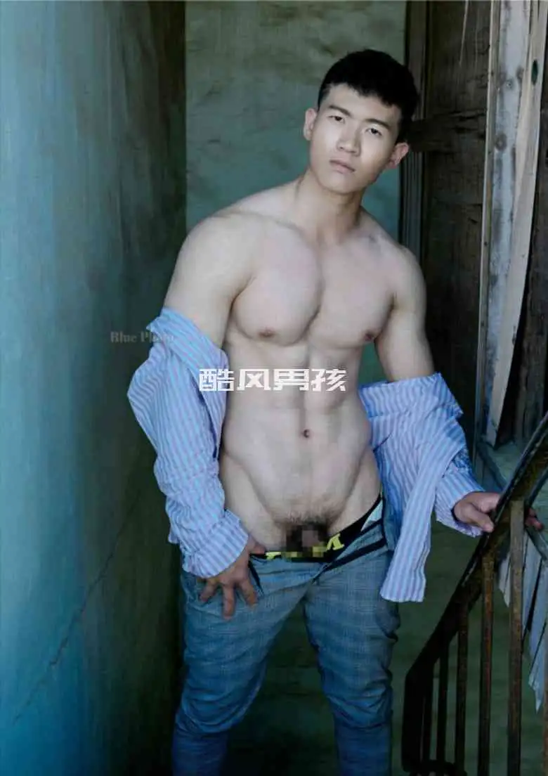 型男健身房教练的性感写真——闵闵