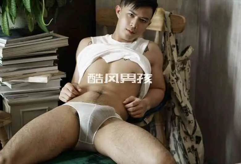 轻熟花美男 Jo 的健康性感写真